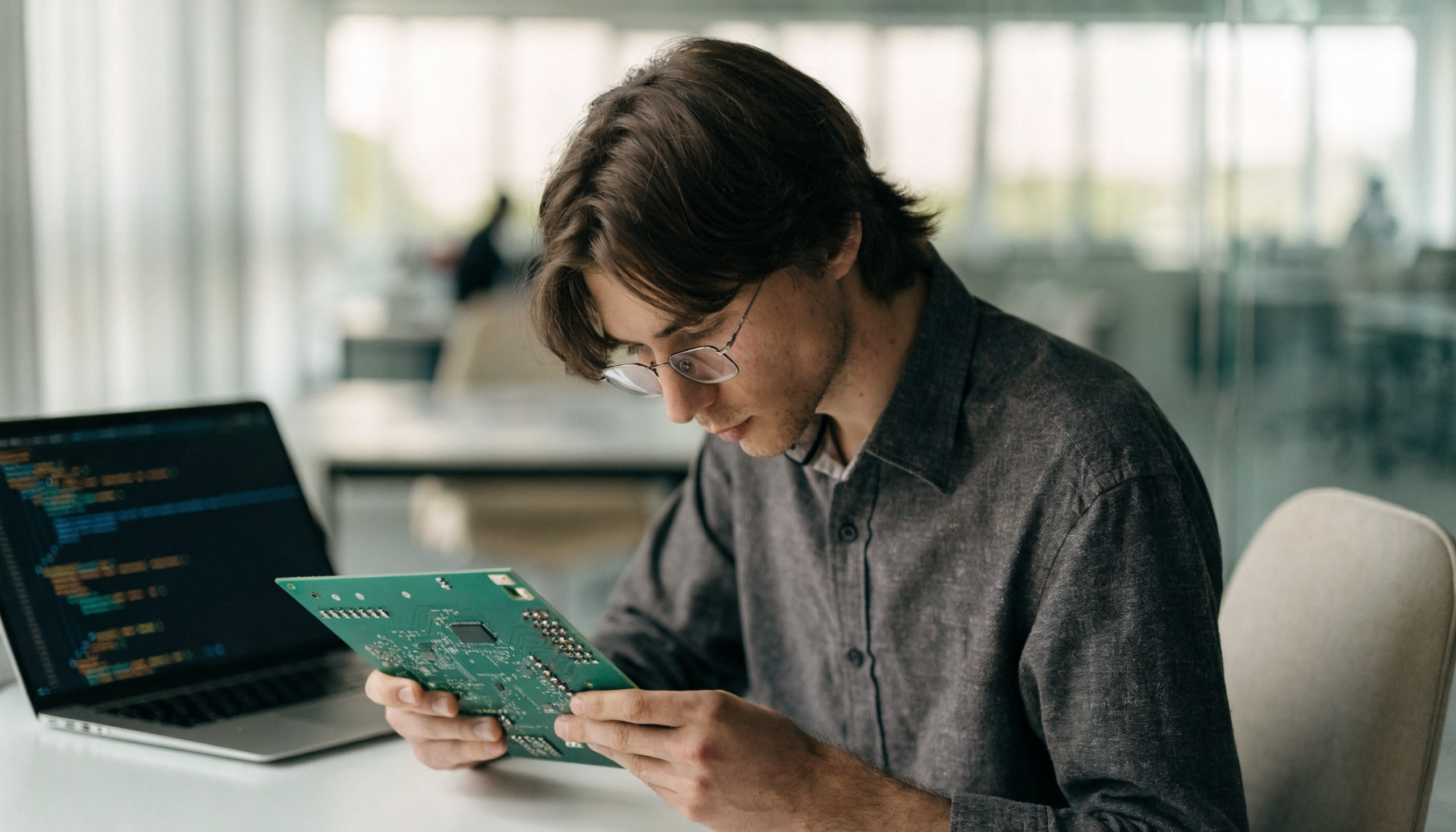 engineer_pcb_laptop